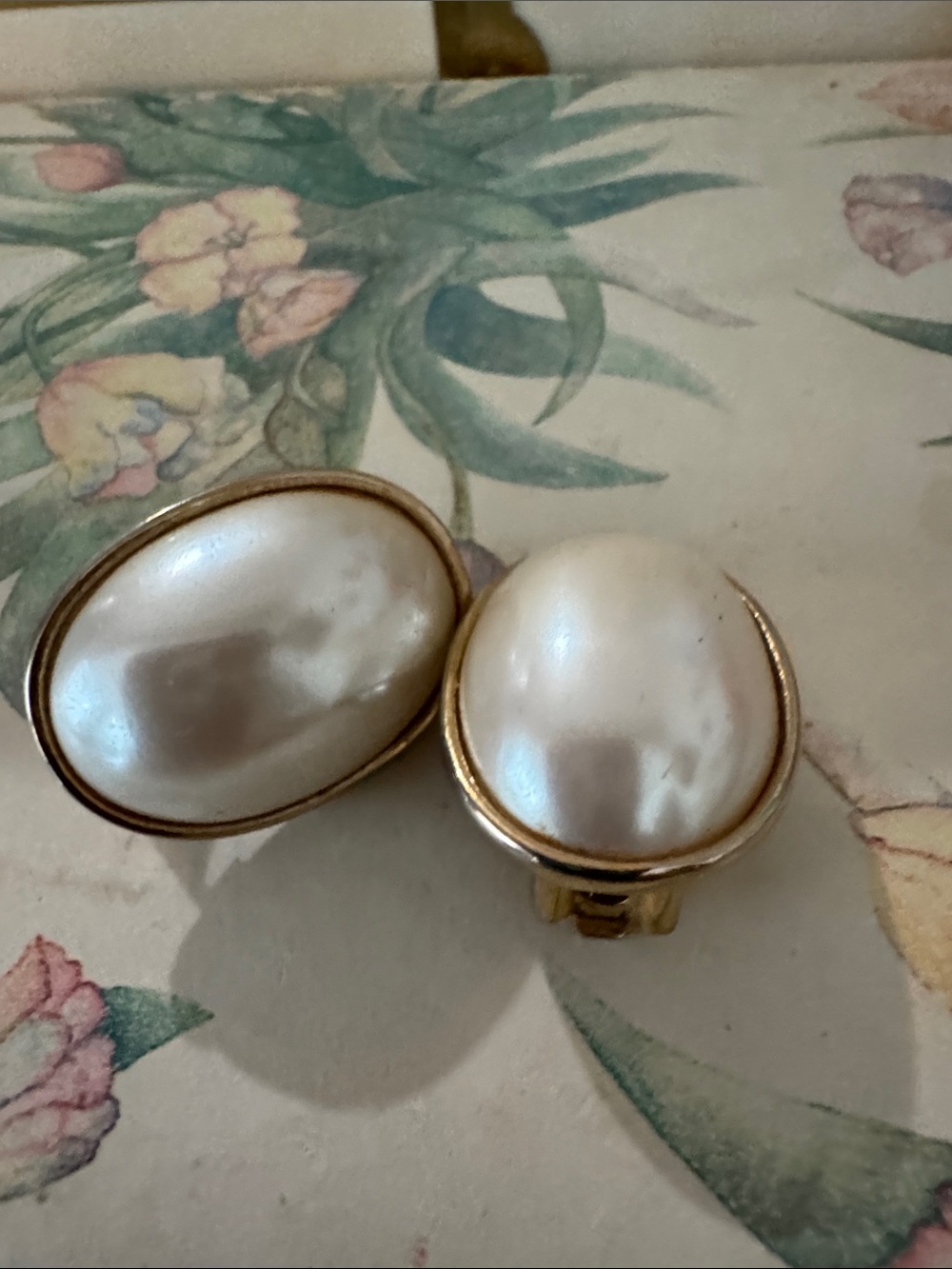Vintage Classic Gold tone oval-shape Clip-On Earrings - White Pearlescent
